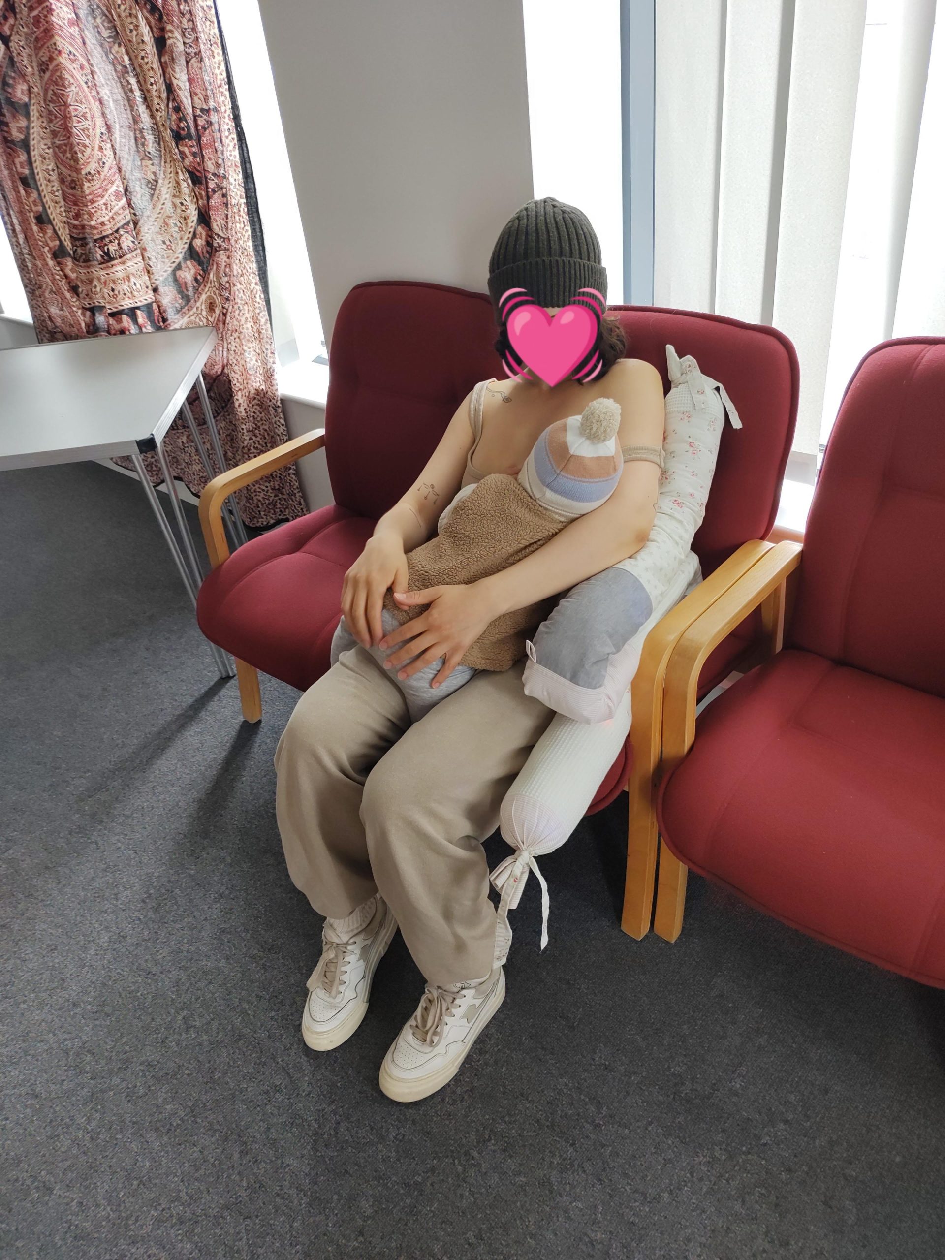 Upright or koala breastfeeding positions - Eszter Bove